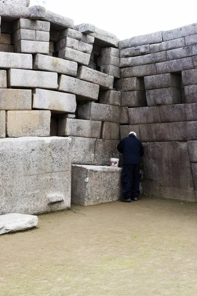 Man werkt aan restauraties van de muur bij Machu Picchu Peru — Stockfoto