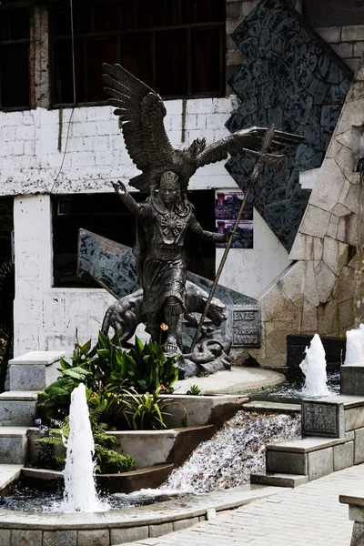 Socha Inca mýtu a fontány Aguas Calientes — Stock fotografie