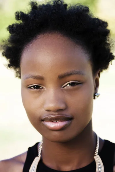 Ao ar livre retrato atraente afro-americano adolescente mulher — Fotografia de Stock