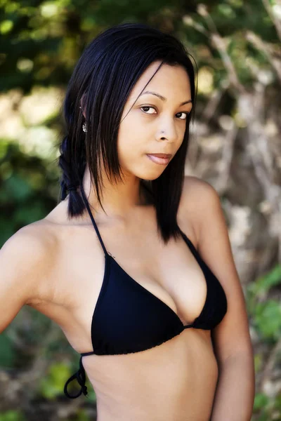 Attraktive Afroamerikanerin im schwarzen Bikini — Stockfoto