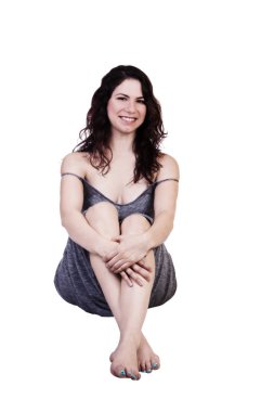 Beyaz Arka Planda Oturan Gri Elbiseli Beyaz Kadın