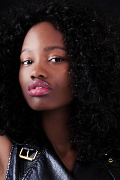 Retrato atraente afro-americano mulher preto colete — Fotografia de Stock