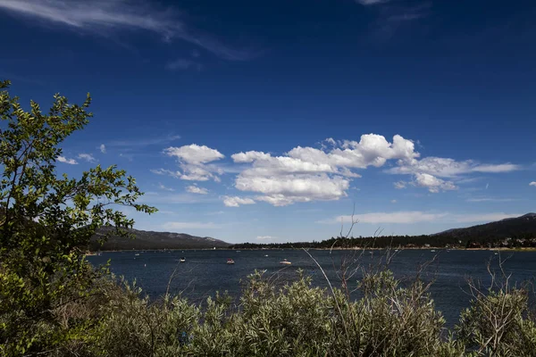 Błękitne niebo z białymi chmurami nad Big Bear Lake Southern Californi — Zdjęcie stockowe