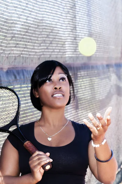 Atrakcyjna African American kobieta z rakieta tenisowa — Zdjęcie stockowe