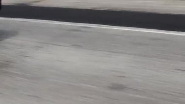 Stockton, California, ABD - 22 Temmuz 2025: Kırsal Otoyol Tekerlekleri 'nin Taşınan Arabasından El Manzarası