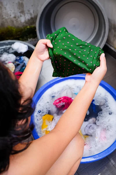 Asya Yetişkin kadın Laun sırasında Cllothes bazı leke arıyor — Stok fotoğraf