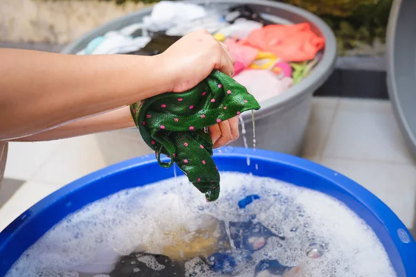 Lavage à la main blanchisserie à la maison — Photo