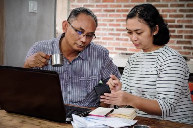 Asya Karı Koca Faturaları, Mortgage ve Taksit üzerinde Tartışma having