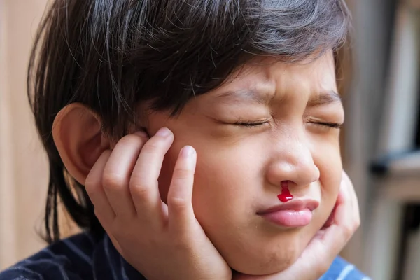 Lindo asiático niño having nariz sangrado —  Fotos de Stock