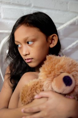Üzgün Asyalı Küçük Kız Ağlayan Teddy Bear Doll Sarılma Portresi