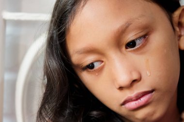 Yanak Gözyaşları ile Ağlayan Asyalı Küçük Kız