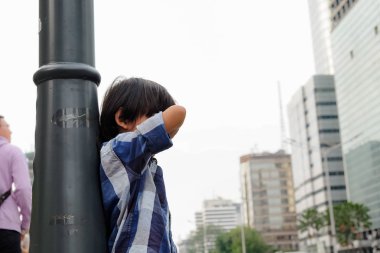Kayıp Asyalı Çocuk Bir Şehir Lambası Direğine Vücudunu Geri Yalın Ağlama Görünüyor