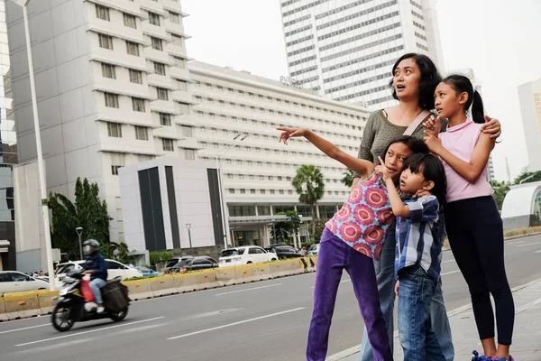 Asian Mom with Three Children Having Fun Walking Around on City Center Street — Stock Photo, Image