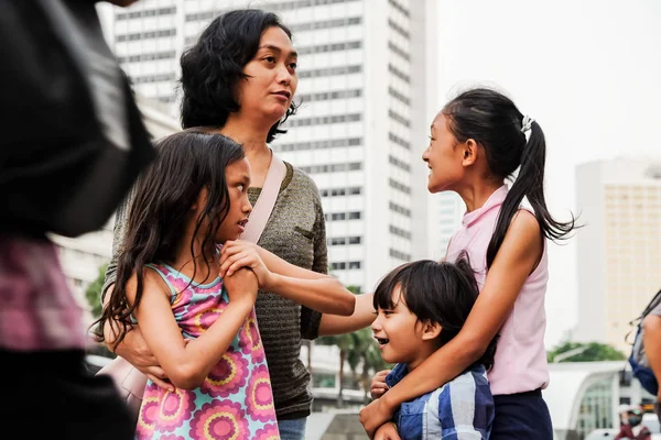 Família asiática feliz desfrutar viajando andando em torno de uma cidade rua — Fotografia de Stock