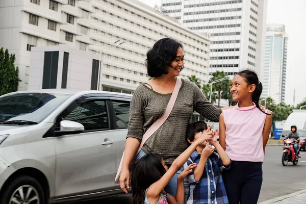 Üç Çocuklu Asyalı Bekar Anne Şehir Merkezi Caddesi'nde Gezerken Eğleniyor — Stok fotoğraf