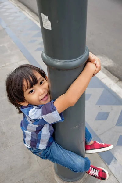 Fröhlich asiatisch kind having spaß auf sidewallk — Stockfoto