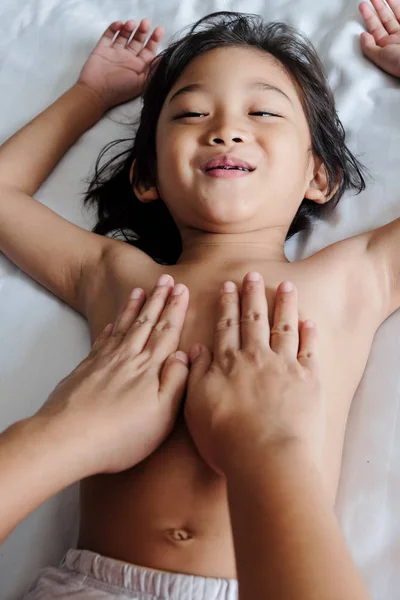 Мати дає її щаслива дитина груди масаж терапії лікування — стокове фото