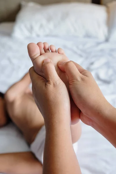 Anne Onun büyüme teşvik etmek için çocuk ayak terapisi masajı veren — Stok fotoğraf