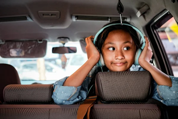 Alegre asiático adolescente chica con auriculares disfrutar escuchar musi —  Fotos de Stock
