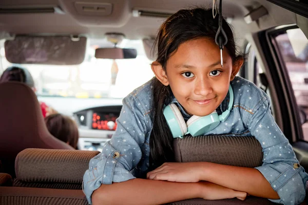 Feliz asiático adolescente chica con auriculares buscando y sonriendo en —  Fotos de Stock