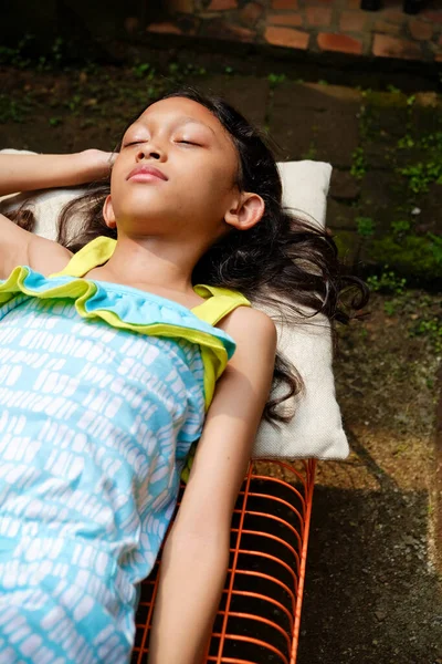 Linda Menina Etnia Asiática Deitada Banco Tomando Banho Sol Pela — Fotografia de Stock