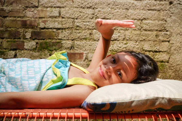 Милая Азиатская Этническая Девочка Лежит Скамейке Загорает Утрам Дома Рука — стоковое фото