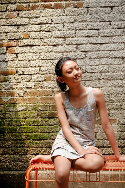Sudeste Asiático Etnia Adolescente Chica Sentado Banco Feliz Tomando Sol —  Fotos de Stock