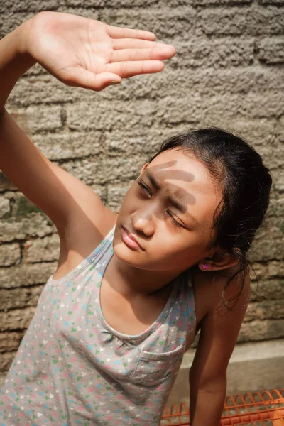 Sudeste Asiático Etnia Adolescente Banho Sol Livre Parte Manhã Casa — Fotografia de Stock