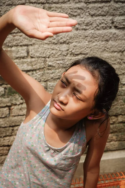 Sudeste Asia Etnia Adolescente Tomar Sol Aire Libre Mañana Casa —  Fotos de Stock