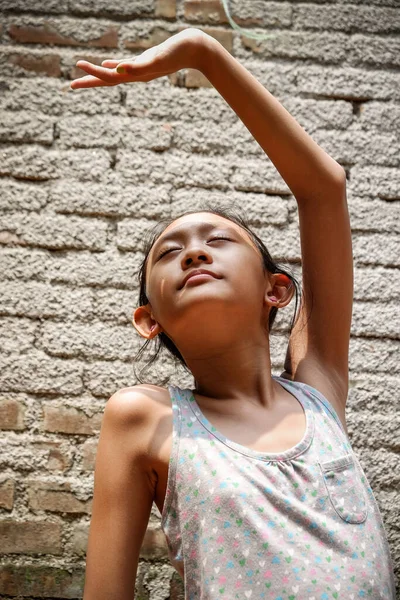 Güneydoğu Asya Kökenli Genç Kız Sabahları Evde Güneşleniyor Yüzünü Sert — Stok fotoğraf