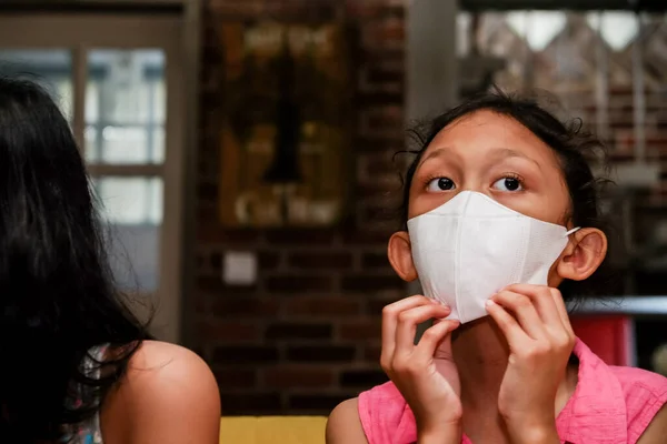 Sudeste Asiático Niña Usando Blanco Cara Máscara Casa —  Fotos de Stock