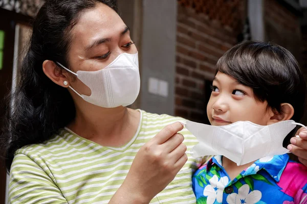 Sudeste Asiático Mãe Ajudando Menino Usando Máscara Facial — Fotografia de Stock