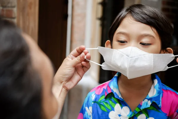 Ibu Asia Tenggara Membantu Anak Kecil Menggunakan Masker Wajah — Stok Foto