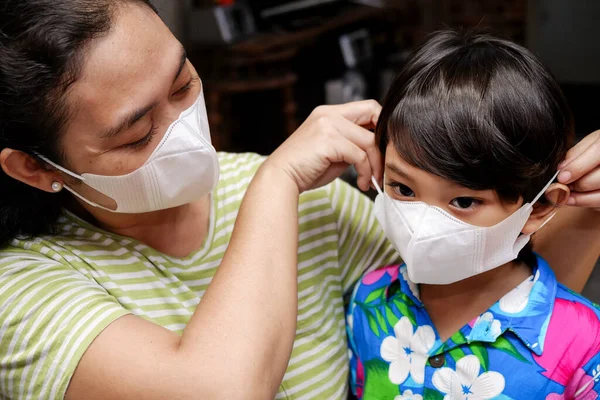 Asiatique Sud Est Mère Aider Petit Garçon Utilisant Masque Facial — Photo