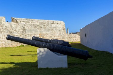 Saint Charles Kalesi 'nin eski İspanyol silah taretleri, ya da Fortaleza de San Carlos de la Cabana, eski kaleye bakıyor.