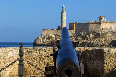 Eski İspanyolca silah turrets Fort Saint Charles veya Fortaleza de San Carlos de la Cabana, eski kale karşı karşıya