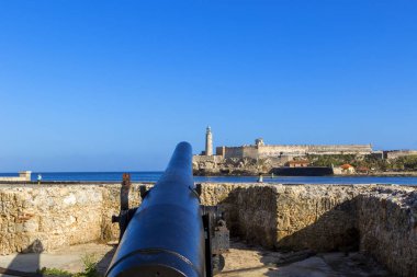 Eski İspanyolca silah turrets Fort Saint Charles veya Fortaleza de San Carlos de la Cabana, eski kale karşı karşıya