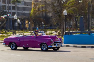 Havana, Küba - 02 11 2018: Vintage Klasik Amerikan arabaları restore edilmiş durumda - sağlamak taşıma Turizm için