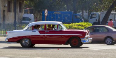 Havana, Küba - 02 11 2018: Vintage Klasik Amerikan arabaları restore edilmiş durumda - sağlamak taşıma Turizm için