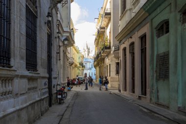 Havana, Küba - 11 Şubat 2018: Eski Havana Cityscape yerel halkın günlük hayattan zevk ile