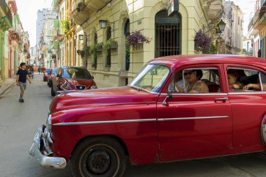 Havana, Küba - 02 11 2018: Vintage Klasik Amerikan arabaları restore edilmiş durumda - sağlamak taşıma Turizm için