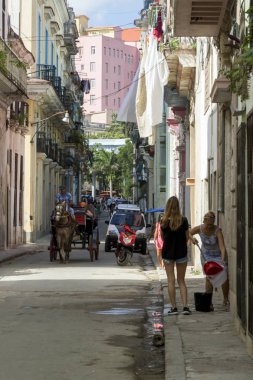 Havana, Küba - 11 Şubat 2018: Eski Havana Cityscape yerel halkın günlük hayattan zevk ile