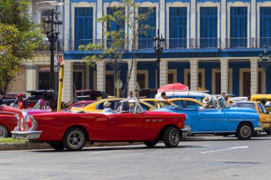 Havana, Küba - 02 16 2018: Vintage Klasik Amerikan arabaları restore edilmiş durumda - sağlamak taşıma Turizm için