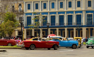Havana, Küba - 02 16 2018: Vintage Klasik Amerikan arabaları restore edilmiş durumda - sağlamak taşıma Turizm için