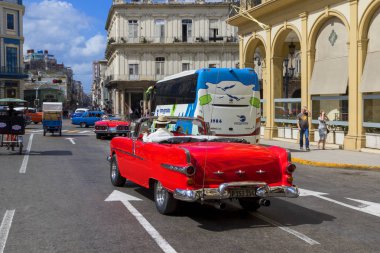 Havana, Küba - 02 16 2018: Vintage Klasik Amerikan arabaları restore edilmiş durumda - sağlamak taşıma Turizm için