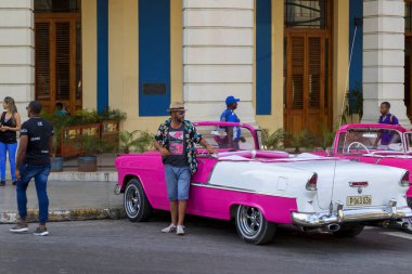 Havana, Küba - 02 16 2018: Vintage Klasik Amerikan arabaları restore edilmiş durumda - sağlamak taşıma Turizm için