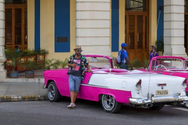 Havana, Küba - 02 16 2018: Vintage Klasik Amerikan arabaları restore edilmiş durumda - sağlamak taşıma Turizm için