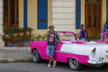 Havana, Küba - 02 16 2018: Vintage Klasik Amerikan arabaları restore edilmiş durumda - sağlamak taşıma Turizm için