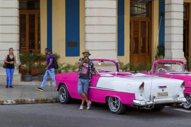 Havana, Küba - 02 16 2018: Vintage Klasik Amerikan arabaları restore edilmiş durumda - sağlamak taşıma Turizm için