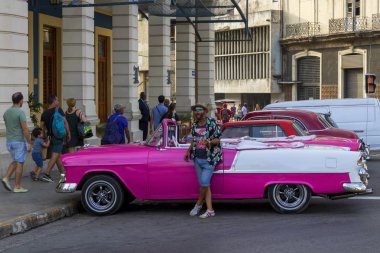 Havana, Küba - 02 16 2018: Vintage Klasik Amerikan arabaları restore edilmiş durumda - sağlamak taşıma Turizm için